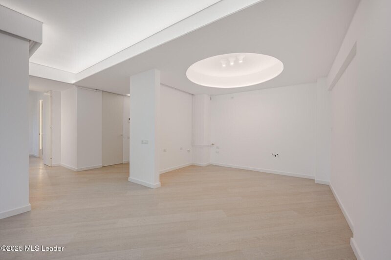 Apusul de la ultimul etaj din Cortina North  3 camere  76.7 mp