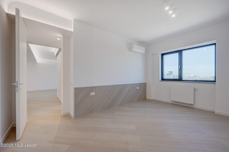 Apusul de la ultimul etaj din Cortina North  3 camere  76.7 mp