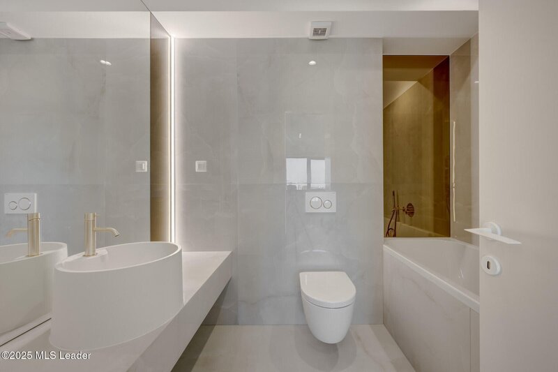 Apusul de la ultimul etaj din Cortina North  3 camere  76.7 mp