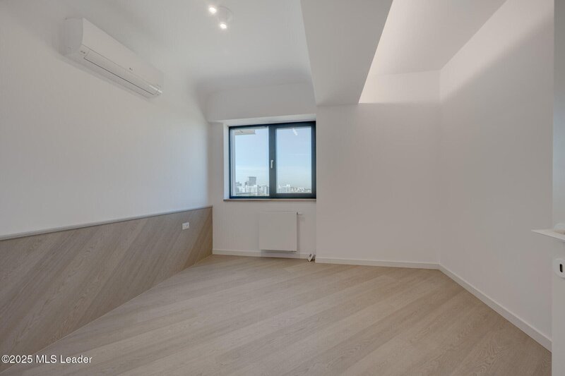 Apusul de la ultimul etaj din Cortina North  3 camere  76.7 mp