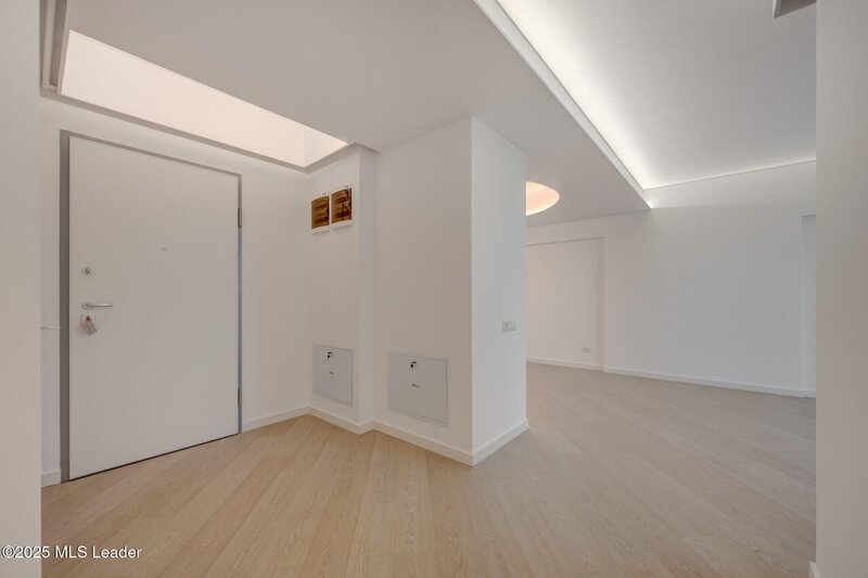 Apusul de la ultimul etaj din Cortina North  3 camere  76.7 mp