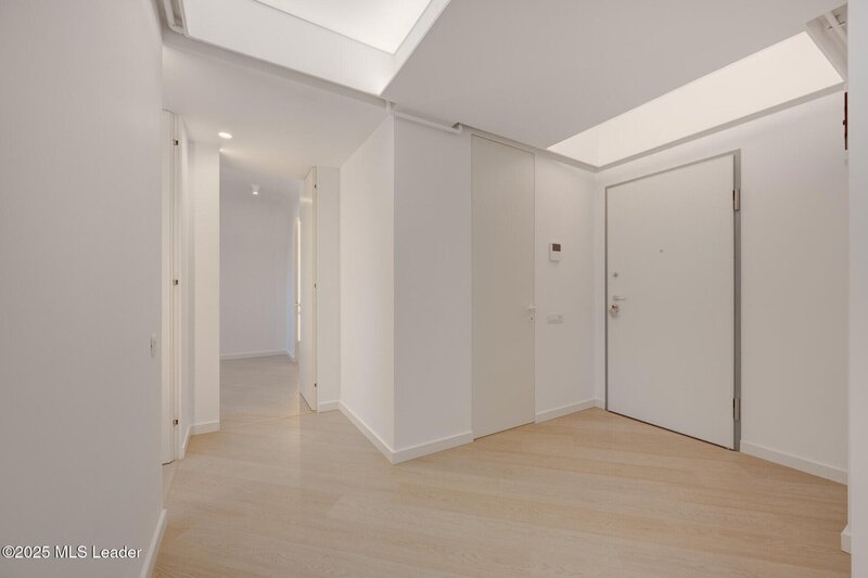Apusul de la ultimul etaj din Cortina North  3 camere  76.7 mp
