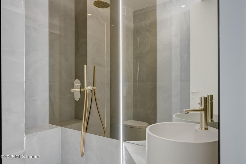Apusul de la ultimul etaj din Cortina North  3 camere  76.7 mp