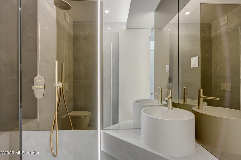 Apusul de la ultimul etaj din Cortina North  3 camere  76.7 mp