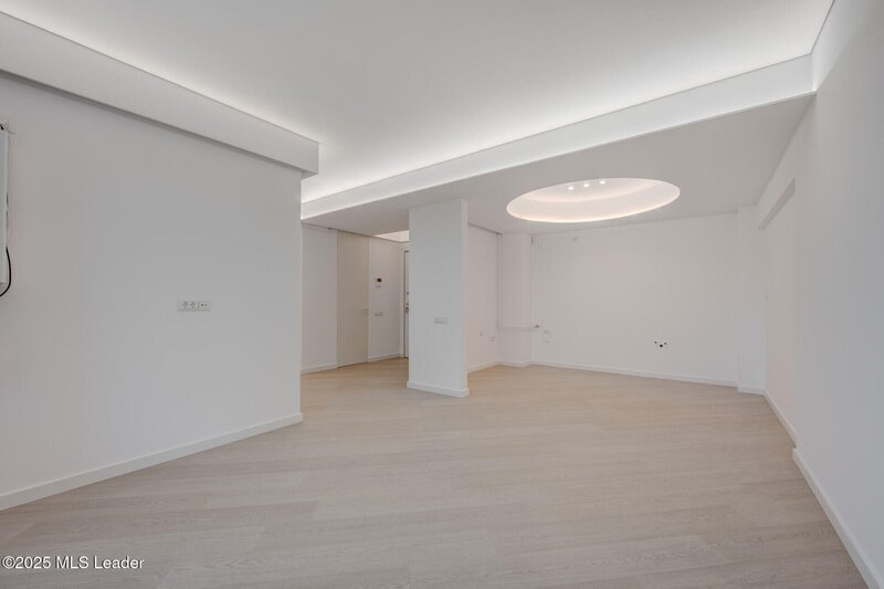 Apusul de la ultimul etaj din Cortina North  3 camere  76.7 mp