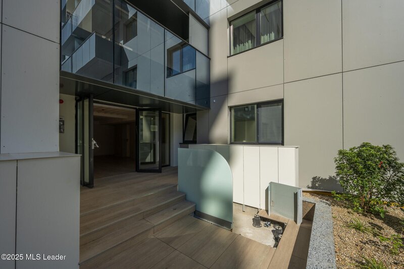 Apusul de la ultimul etaj din Cortina North  3 camere  76.7 mp